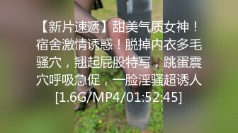 兩個漂亮嫩妹光著身子鏡頭前大尺度直播 一個幫另一個舔逼逼 還拿自慰棒插她騷穴很淫蕩