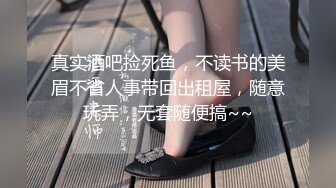 【新片速遞】  邻居家的骚妹妹，一个人在家发骚跟狼友互动，撩骚不断玩弄假鸡巴，揉奶玩逼坐插道具要草狼友大鸡巴表情好骚