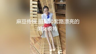 漂亮美女 牛仔裤开破洞 撅着屁屁被大鸡吧无套爆菊花 这么粉嫩的无毛鲍鱼都操腻了 内射