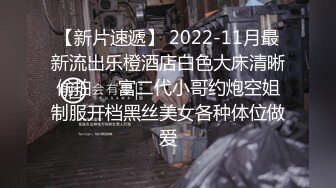 眼镜金发双胞胎妹子一起诱惑给你看，扭动屁股脱光光扣穴，抬起双腿掰穴一起揉搓，拿出道具摩擦抽插，互舔奶子舔逼