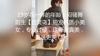 内裤一脱掰开小穴就开始摩擦自己的小阴蒂