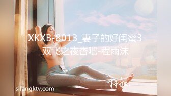 御姐范带着眼镜美妞，激情大战头套男，白丝美腿高跟鞋，双腿肩上扛深插，扶着JB上位骑坐，搞完不满足用假屌自慰