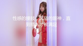 一边后入小姨的大屁股，一边给媳妇打语音。媳妇还在等小姨过去找她