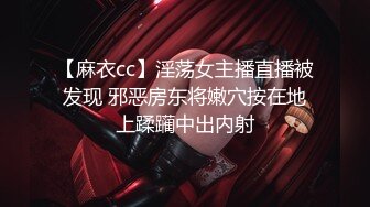 《极品CP魔手外购》色胆包天坑神潜入某公司女厕独占坑位隔板缝中现场实拍多位小姐姐方便，排前在拍后逼脸同框，有好比