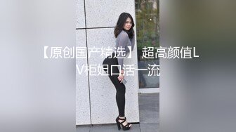 小美女被情人带到新租的公寓后在厨房扒光衣服抱在台子上操-