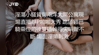  居家摄像头破解中年夫妻趁着孩子出去玩赶紧在沙发上来一炮