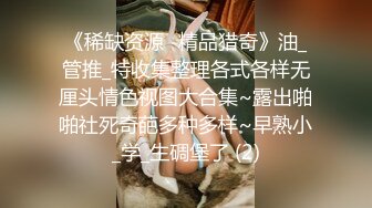 红蚊帐主题情趣套房TP壮实小伙和爱美的骚货女友开房做爱前不停化妆