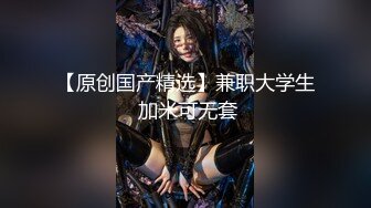 KTV女厕全景偷拍多位美女嘘嘘 还碰到一个同行开着小手电拍B