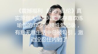 双飞00后小妹妹！甜美卡哇伊！跪地抓起大屌吸吮，一起翘屁股看嫩穴