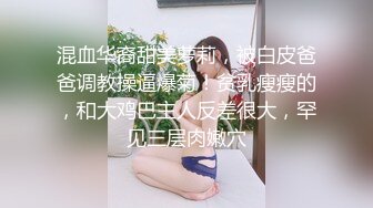 抄底JK裙美眉