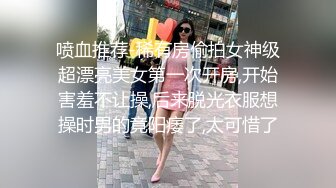 露脸女友握着我的鸡巴，舔着我的胸