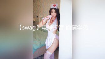 kcf9.com-冒死爬窗偷窥房东的女儿洗澡差点被她发现