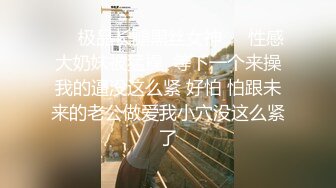 【新片速遞】  ❤️❤️调教3P小母狗，带上项圈手铐，舔足深喉插嘴，前后夹击操骚逼，随意玩弄，淫荡小骚货