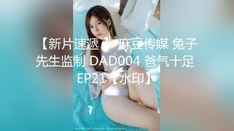  女神范美女约上次把她操爽的中年男牌友,把酸奶弄逼上吃