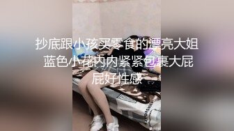  御姐范带着眼镜美妞，激情大战头套男，白丝美腿高跟鞋，双腿肩上扛深插，扶着JB上位骑坐，搞完不满足用假屌自慰