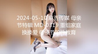 一大早勃起把鸡巴塞进还在戴眼罩睡觉的白虎女友口里，无套后入外射