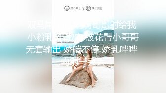 草莓 带着女友闺蜜出来度假 露天泳池里差点干起来