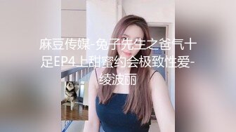 淫乱3p我在房间干骚屄，他老公在门口拍摄！真刺激