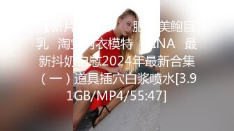 清纯乖巧邻家妹妹新买的学生制服，穿上给大家看，撩起里面穿着连体内裤，掰开粉穴特写，手指扣入表情很享受