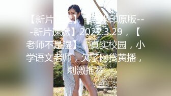 游乐场女厕全景偷拍三位女网红直播打卡 关注她后去她朋友圈扒她生活照 (2)