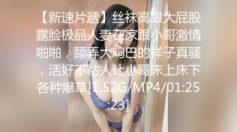 年纪不是很大的女主播和木讷男小树林打野战直播男的被蚊子叮了一腿包