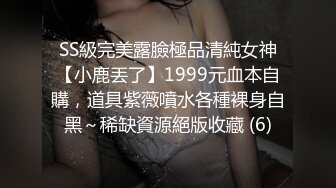 气质美女笑起来非常甜美超近距离自慰，掏出白皙粉嫩美乳，M腿特写手指扣穴，手法灵活一看就知道经常操作