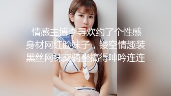   大波浪性感美腿小姐姐！开档黑丝丁字裤，半脱下内裤，翘起屁股震穴，链子情趣装振动棒猛插