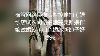 周末去表姐家串门,表姐洗完澡穿着睡衣坐在沙发上玩手机,竟然没穿内裤