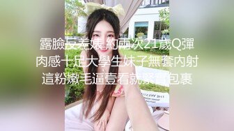 Skylar Vox 回到家在沙发上得到了一些大奶和一个胖屁股