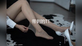 大奶人妻黑丝诱惑，如狼似虎的年纪镜头前勾搭饥渴的狼友，互动撩骚揉奶玩逼道具抽插，表情好骚淫声荡语不断