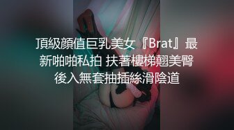 黑客破解家庭摄像头真实偸拍，爱美丽身材苗条小骚妇卧室日常换衣自慰，与两个男人床上玩3P关系很混乱