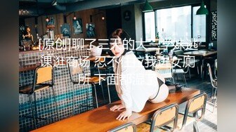 饱满肌肤女孩浴缸里含情脉脉洗澡迷人丰乳和型男缠绵爱抚接吻深喉上位疯狂抽插