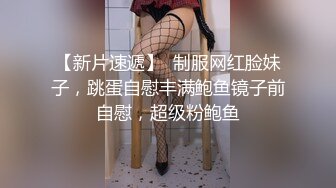 美女穿着短裙公园直播跟粉丝互动