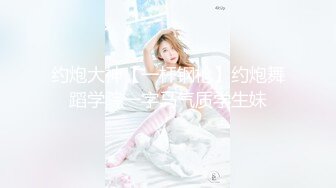 吊带裙美女斜腿挑盲盒！弯腰白内怼镜头！