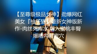 年轻胸前纹身的老婆给老公打飞机撸硬，女上位秒变榨汁打桩机