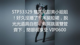 【新片速遞】 CD大师动漫展偷拍❤️模特美女裙底风光站久了逼痒痒薯片遮挡躲在展台里扣下面！内裤都破洞了