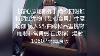 18岁嫩的掐出水的小骚逼露脸镜头前激情大秀直播，揉奶抠逼毛都没长齐