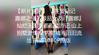 哺乳期的小嫂子饥渴坏了让大哥无套蹂躏，骚逼水真多，让大哥干了骚逼干菊花压在身下爆草抽插好刺激，射一逼