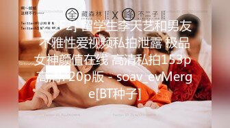  三人创业小团队直播赚钱，男主女主沙发上激情大战享受其中，摄影师还要兼职讲解