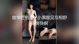 豹纹气质面罩美女，酒店和炮友一起玩，情趣装黑丝袜，跪着埋头吃屌，张开双腿掰穴，紧致多毛骚逼